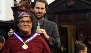 Gilmara recebendo a medalha Tiradentes